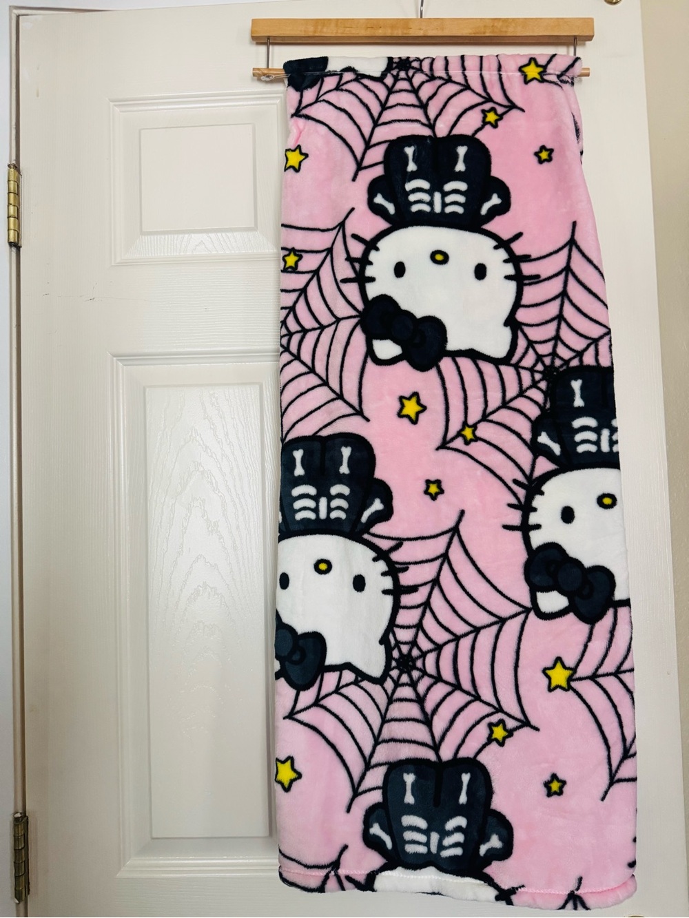 Hello Kitty Halloween skeleton and spider web Throw Blanket 50inx70in BNWT